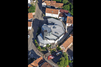 Modernes Kirchengebäude von St. Sebastian in der Dorfmitte in Silz im Bundesland Rheinland-Pfalz, Deutschland