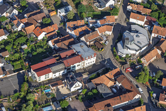 Modernes Kirchengebäude von St. Sebastian und Landgasthof Zur Linde in der Dorfmitte in Silz im Bundesland Rheinland-Pfalz, Deutschland