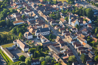 Mairie - école primaire, Église Saint-Pierre-Saint-Paul und Église protestante de Soultz-sous-Forêts im Bundesland Bas-Rhin, Frankreich