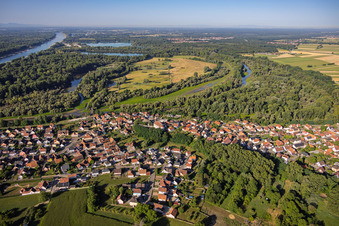 Dorfansicht aus Norden an der Mündung der Sauer in den Rhein in Munchhausen im Bundesland Bas-Rhin, Frankreich