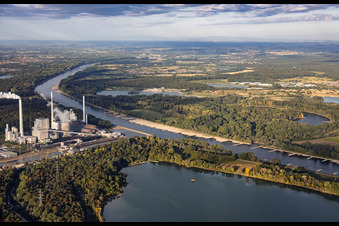 Niedrigwasser am Rhein zwischen Rheinhafen-Dampfkraftwerk Karlsruhe und Knielinger See im Ortsteil Knielingen im Bundesland Baden-Württemberg, Deutschland