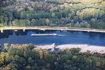 Leeres Frachtschiff bei Niedrigwasser am Rhein zwischen Hördter Rheinaue und Dettenheim im Ortsteil Liedolsheim im Bundesland Baden-Württemberg, Deutschland