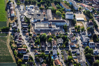 Baustelle für den NEUBAU der NOTAUFNAHME, INTENSIVMEDIZIN UND DIAGNOSTIKBEREICHE der Asklepios Südpfalzkliniken GmbH. Projektsteuerung: BPM Bau- und Projektmanagement Hart GmbH. BPM Architektur, Planung + Objektüberwachung: alsh sander hofrichter architekten GmbH Gesellschaft für Architektur und Generalplanung. Planungsbüro Noll GmbH , TGA-Planung / Heizung-Lüftung-Sanitär-Medizinische Gase-Gebäudeautomation, TGA-Planung / Stark- u. Schwachstromtechnische Anlagen / Fördertechnik: DE-Plan GmbH & Co. KG, Tragwerksplanung: ZPP Ingenieure AG, Freianlagen hofmann_röttgen Landschaftsarchitekten BDLA, Brandschutz: Rieser-Wessel Brandschutzsachverständige & Ingenieure PartG mbB und Bauphysik / Schallschutz-Akustik: Ingenieurbüro Seidel in Kandel im Bundesland Rheinland-Pfalz, Deutschland