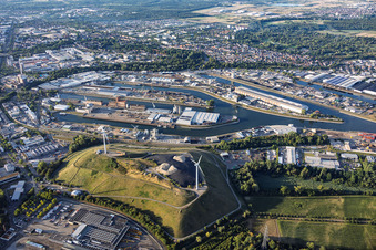 Rheinhäfen Karlsruhe jenseits der Deponie West (Energieberg) mit 2 Windkraftanlagen im Ortsteil Knielingen im Bundesland Baden-Württemberg, Deutschland