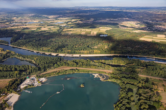 Niedrigwasser am Rhein zwischen Hördter Rheinaue und Dettenheim im Ortsteil Liedolsheim im Bundesland Rheinland-Pfalz, Deutschland
