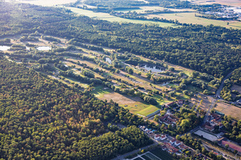 In der Sommerhitze vetrockneter Rasen der Golfanlage Landgut Dreihof - GOLF absolute in Essingen im Bundesland Rheinland-Pfalz, Deutschland