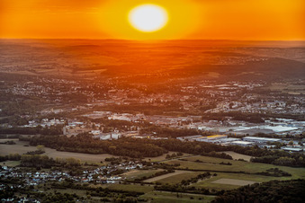 Sonnenuntergang über Saargemünd im Ortsteil Zone Industrielle du Grand Bois Fayencerie im Bundesland Moselle, Frankreich