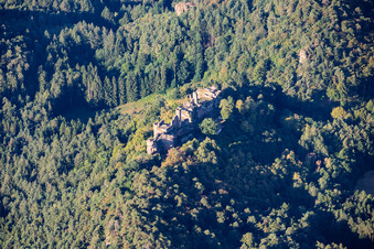 Burgenmassiv Altdahn aus Norden mit Burgruine Grafendahn und Burgruine Tanstein in Dahn im Bundesland Rheinland-Pfalz, Deutschland