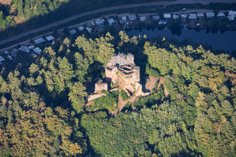 Für Renovierung eingerüstetet Burgruine Neudahn über dem Neudahner Weiher in Dahn im Bundesland Rheinland-Pfalz, Deutschland