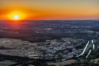 Sonnenuntergang mit Saar und Saarkanal in Zetting im Bundesland Moselle, Frankreich