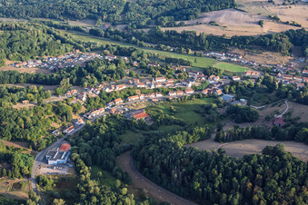 Waldhouse aus Südosten im Bundesland Moselle, Frankreich