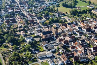 Ernst-Ludwig-Straße mit Evangelische Kirche Sickenhofen in Babenhausen im Bundesland Hessen, Deutschland