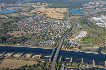 Rheinbrücken Maxau für die B10 und die Regionalbahn bei Niedrigwasser im Ortsteil Knielingen in Karlsruhe im Bundesland Baden-Württemberg, Deutschland