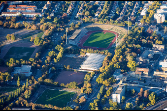 Südweststadion mit von Büschen überwucherter Tribüne und Sportpark Südwest in Ludwigshafen im Bundesland Rheinland-Pfalz, Deutschland