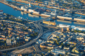 Baustelle zum Abriss der Hochstraße Nord (B44) für die geplanten Helmut-Kohl-Allee und Auffahrt zur gesperrten Kurt-Schumacher-Brücke nach Sprengung des Würfelbunkers und Abriss des Rathaus-Centers im Ortsteil Mitte in Ludwigshafen im Bundesland Rheinland-Pfalz, Deutschland