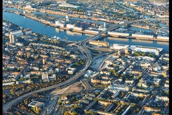 Baustelle zum Abriss der Hochstraße Nord (B44) für die geplanten Helmut-Kohl-Allee und Auffahrt zur gesperrten Kurt-Schumacher-Brücke nach Sprengung des Würfelbunkers und Abriss des Rathaus-Centers im Ortsteil Mitte in Ludwigshafen im Bundesland Rheinland-Pfalz, Deutschland