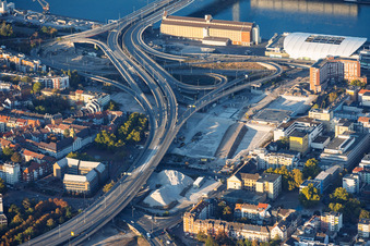 Auffahrt zur Kurt-Schuhmacher-Brücke über den Rhein nach Mannheim(B44) mit Rheinuferstraße , Im Zollhof mit ZG Raiffeisen Getreidesilo am Rheinufer nach Abriss des Würfelbunkers und des Rathaus-Centers im Ortsteil Hemshof in Ludwigshafen im Bundesland Rheinland-Pfalz, Deutschland