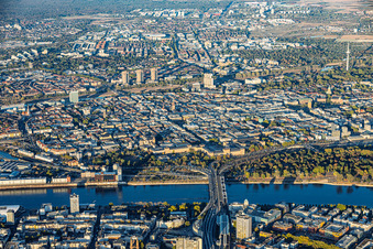 Innenstadt jenseits der Konrad-Adenauer-Brücke (B37 ) über den Rhein von Ludwigshafen bis zum Neckar mit Schloss, und Quadraten im Ring in Mannheim im Bundesland Baden-Württemberg, Deutschland