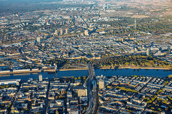 Innenstadt jenseits der Konrad-Adenauer-Brücke (B37 ) über den Rhein von Ludwigshafen bis zum Neckar mit Schloss, und Quadraten im Ring in Mannheim im Bundesland Baden-Württemberg, Deutschland