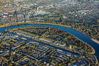 Parkinsel / Stadtpark zwischen Luitpoldhafen und Rheinufer im Ortsteil Süd in Ludwigshafen im Bundesland Rheinland-Pfalz, Deutschland
