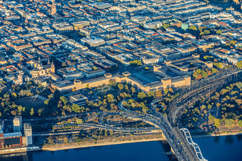 Barockschloss Mannheim (Universität) jenseits der "Schneckennudel" - Brückenauffahrt zur Konrad-Adenauer-Brücke (B37 ) über den Rhein von Ludwigshafen im Ortsteil Innenstadt im Bundesland Baden-Württemberg, Deutschland