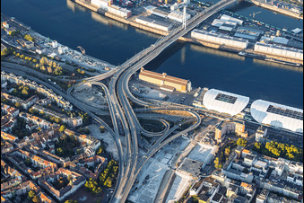 Auffahrt zur gesperrten Kurt-Schumacher-Brücke (B44) nach Sprengung des Würfelbunkers und Abriss des Rathaus-Centers und ZG Raiffeisen Getreidesilo am Rheinufer im Ortsteil Mitte in Ludwigshafen im Bundesland Rheinland-Pfalz, Deutschland