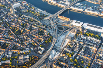 Baustelle zum Abriss der Hochstraße Nord (B44) für die geplanten Helmut-Kohl-Allee und Auffahrt zur gesperrten Kurt-Schumacher-Brücke nach Sprengung des Würfelbunkers und Abriss des Rathaus-Centers im Ortsteil Mitte in Ludwigshafen im Bundesland Rheinland-Pfalz, Deutschland