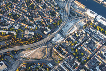 Baustelle zum Abriss der Hochstraße Nord (B44) für die geplanten Helmut-Kohl-Allee und Auffahrt zur gesperrten Kurt-Schumacher-Brücke nach Sprengung des Würfelbunkers und Abriss des Rathaus-Centers im Ortsteil Mitte in Ludwigshafen im Bundesland Rheinland-Pfalz, Deutschland