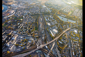Hauptbahnhof Ludwigshafen unter der Pylonbrücke für die B37 im Ortsteil Süd im Bundesland Rheinland-Pfalz, Deutschland