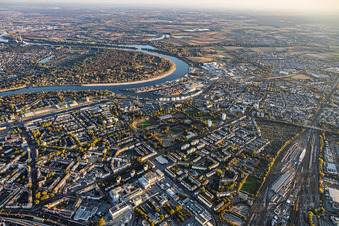 Stadtübersicht aus Norden vom Hbf bis zum Mundenheimer Altrheinhafen im Ortsteil Süd in Ludwigshafen im Bundesland Rheinland-Pfalz, Deutschland