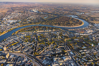 Stadtübersicht aus Nordwesten mit Wittelsbacherstraße von der Hochstraße Süd (B37) bis zur Parkinsel am Rhein in Ludwigshafen im Bundesland Rheinland-Pfalz, Deutschland
