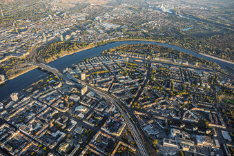 Stadtübersicht aus Westen mit Hochstraße Süd (B37) bis zur Konrad-Adenauer-Brücke über den Rhein und der Parkinsel im Ortsteil Mitte in Ludwigshafen im Bundesland Rheinland-Pfalz, Deutschland