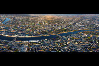 Stadtpanorama aus Westen jenseits des Rheins vom Rheinhafen bis zur Parkinsel zwischen Kurt-Schumacher-Brücke (B44), Konrad-Adenauer-Brücke(B37) aus Ludwigshafen im Ortsteil Innenstadt in Mannheim im Bundesland Baden-Württemberg, Deutschland