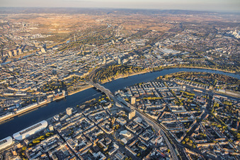 Stadtübersicht aus Westen jenseits des Rheins und der Konrad-Adenauer-Brücke aus Ludwigshafen im Ortsteil Innenstadt in Mannheim im Bundesland Baden-Württemberg, Deutschland