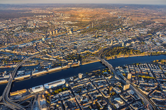 Stadtübersicht aus Westen mit Rhein-Galerie zwischen Kurt-Schumacher-Brücke (B44) und Konrad-Adenauer-Brücke(B37) nach Mannheim im Ortsteil Mitte in Ludwigshafen im Bundesland Rheinland-Pfalz, Deutschland