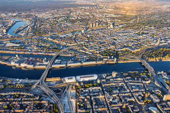 Stadtübersicht aus Westen jenseits des Rheins zwischen Kurt-Schumacher-Brücke (B44) und Konrad-Adenauer-Brücke(B37) aus Ludwigshafen im Ortsteil Innenstadt in Mannheim im Bundesland Baden-Württemberg, Deutschland