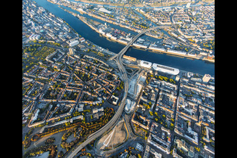 Baustelle zum Abriss der Hochstraße Nord (B44) für die geplanten Helmut-Kohl-Allee und Auffahrt zur gesperrten Kurt-Schumacher-Brücke nach Sprengung des Würfelbunkers und Abriss des Rathaus-Centers im Ortsteil Mitte in Ludwigshafen im Bundesland Rheinland-Pfalz, Deutschland