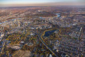 Stadtübersicht aus Westen von der A650 bis zum Rhein im Ortsteil West in Ludwigshafen im Bundesland Rheinland-Pfalz, Deutschland