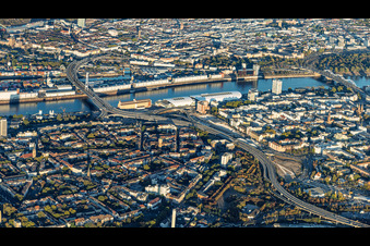 Verlauf der abzureissenden Hochstraße Nord (B44) für die geplanten Helmut-Kohl-Allee und Auffahrt zur gesperrten Kurt-Schumacher-Brücke nach Sprengung des Würfelbunkers und Abriss des Rathaus-Centers im Ortsteil Hemshof in Ludwigshafen im Bundesland Rheinland-Pfalz, Deutschland