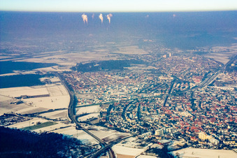 Ortsansicht aus Osten unter winterlichem Hochnebel mit Schnee in Oftersheim im Bundesland Baden-Württemberg, Deutschland