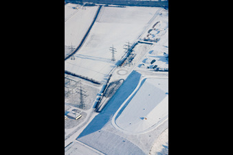 Winterlich schneebedeckte Fahrsicherheitstraining zur Erhöhung der Verkehrssicherheit mit Kraftfahrzeugen des ADAC im Ortsteil Kirchheimer Flur in Heidelberg im Ortsteil Patrick Henry Village im Bundesland Baden-Württemberg, Deutschland