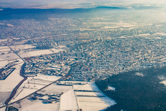 Ortsansicht aus Westen unter winterlichem Hochnebel mit Schnee in Sandhausen im Bundesland Baden-Württemberg, Deutschland