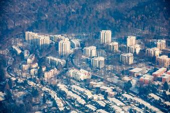 Winterliche Ortsansicht aus Westen mit Schnee im Ortsteil Boxberg in Heidelberg im Bundesland Baden-Württemberg, Deutschland