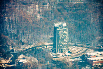Winterlich schneebedeckte Hochhaus- Gebäude der Heidelberger Versicherung im Ortsteil Emmertsgrund-Süd in Heidelberg im Bundesland Baden-Württemberg, Deutschland