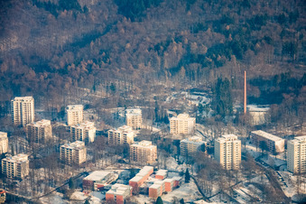 Winterliche Ortsansicht der Waldparkschule aus Westen mit Schnee im Ortsteil Boxberg in Heidelberg im Bundesland Baden-Württemberg, Deutschland