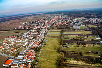 Saarstraße von Westen in Kandel im Bundesland Rheinland-Pfalz, Deutschland aus der Luft