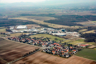 Dorf von Südosten im Ortsteil Minderslachen in Kandel im Bundesland Rheinland-Pfalz, Deutschland