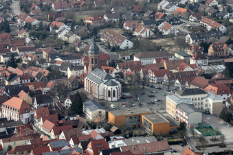 Kirchengebäude der St. Georgsskirche am Marktplatz in Kandel. Mit im Bild die Stadthalle im Bundesland Rheinland-Pfalz, Deutschland