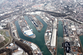 Der Rheinhafen der Stadt Karlsruhe. Der Binnenhafen bietet Zugang zum Fluss Rhein und besteht aus sechs Hafenbecken. Betreiber ist die KVVH, Kurzform für Karlsruher Versorgungs-, Verkehrs- und Hafen GmbH im Ortsteil Mühlburg im Bundesland Baden-Württemberg, Deutschland