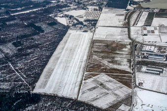 Winterlich schneebedeckte Segelflug- Gelände auf dem Flugplatz Rheinstetten in Rheinstetten im Ortsteil Silberstreifen im Bundesland Baden-Württemberg, Deutschland